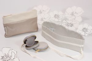 Schöne dezente Accessoires für einen besonderen Anlass. Einen Taillengürtel aus Seide oder ein hochwertiges Schmucketui aus Leder oder für Praktische eine feine Braut Clutch fürs Standesamt oder die Kirche